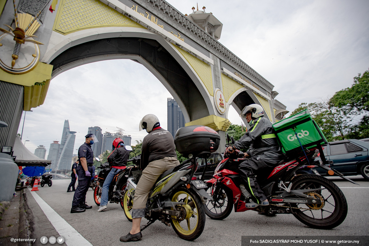Pengguna motorsikal tidak terkecuali disoal siasat pergerakan mereka merentas negeri. - Gambar SADIQ ASYRAF