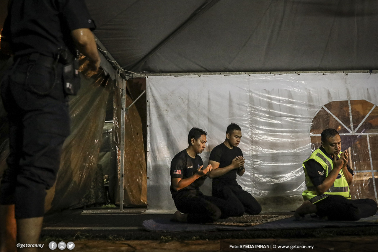 Caci dan makian dari pengguna jalan raya dianggap sebagai sebahagian daripada asam garam yang perlu ditempuh sebagai petugas barisan hadapan. - Gambar SYEDA IMRAN