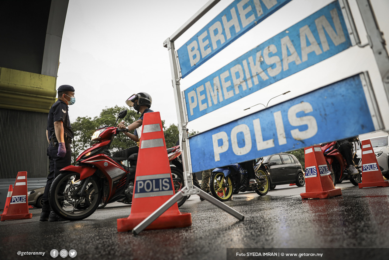 Hujan dan panas tidak dihiraukan dalam memikul tanggung jawab terhadap negara. - Gambar SYEDA IMRAN