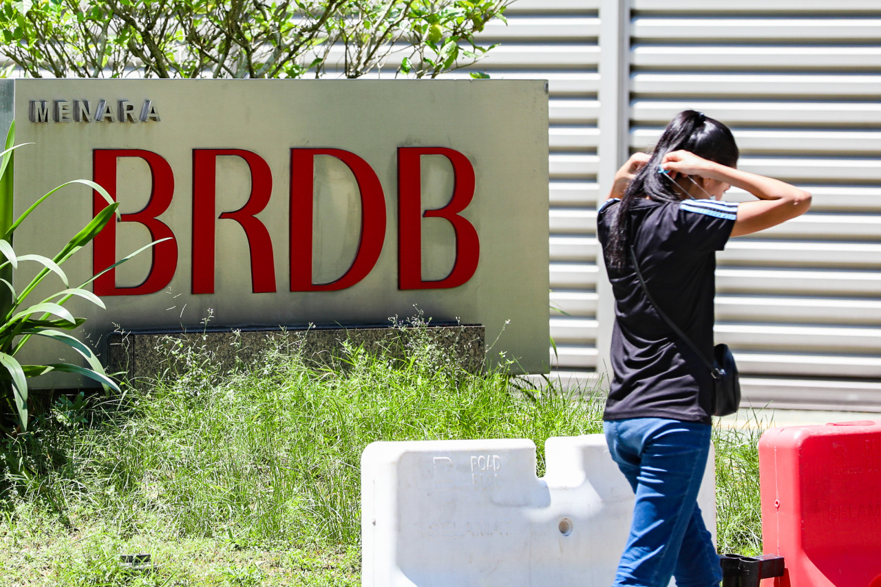 Mereka yang disenaraikan sebagai ‘Casual Contact’ tidak dibenarkan memasuki premis Menara BRDB. - Gambar oleh Sairien Nafis
