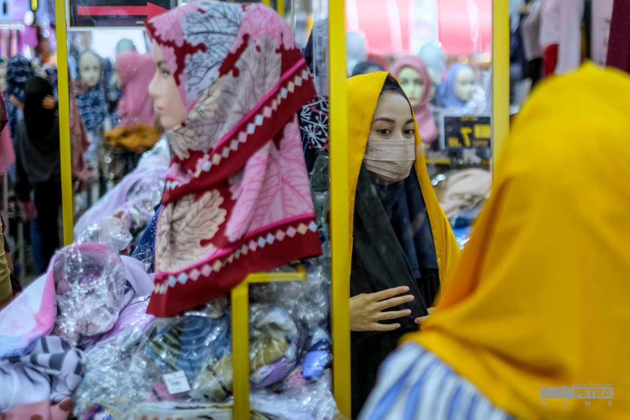 Dua tahun rakyat Malaysia tidak dapat meraikan Hari Raya dengan sempurna, namun tahun 2022 ia lebih meriah. - Gambar oleh Abd Razak Latif