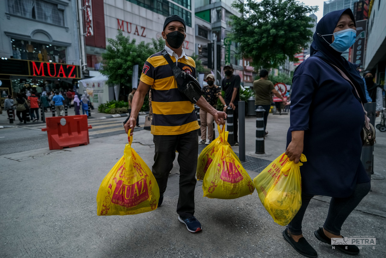 Kata orang Hari Raya setahun sekali. Inilah masanya untuk mereka meraikan dengan membeli persiapan baharu. - Gambar oleh Abd Razak Latif