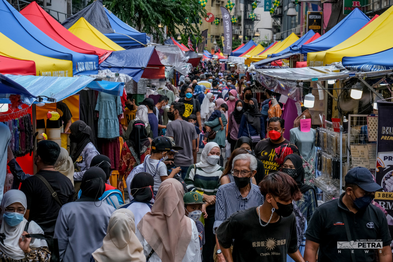 Walaupun kesan COVID-19 masih ada, namun orang ramai seakan tidak menghiraukannya dengan sibuk membeli-belah saat akhir. - Gambar oleh Abd Razak Latif