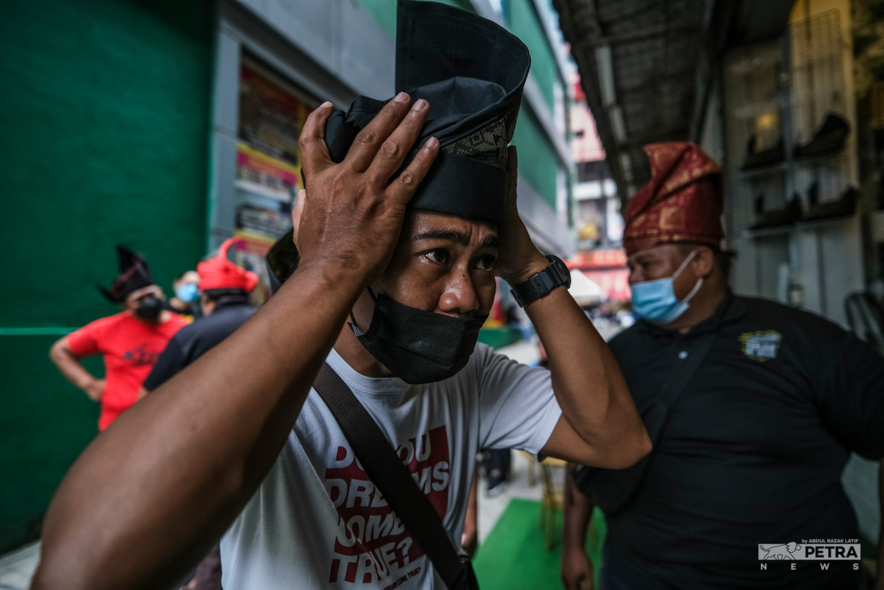 Kemeriahan menyambut Aidilfitri semakin terasa ketika orang ramai sibuk membeli-belah di Jalan TAR. - Gambar oleh Abd Razak Latif