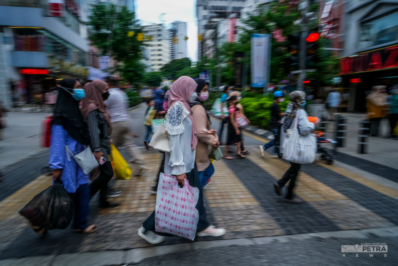 Jalan TAR kembali ‘bernyawa’ sesak dengan orang ramai menjelang Hari Raya Aidilfitri. - Gambar oleh Abd. Razak Latif 