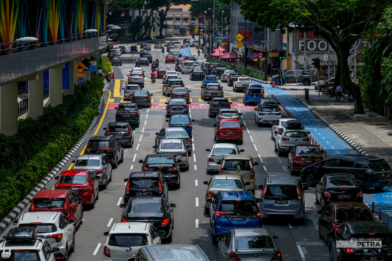 Sekitar Jalan TAR kembali sesak selepas dua tahun ‘sunyi’ akibat penangan COVID-19. - Gambar oleh Abd Razak Latif