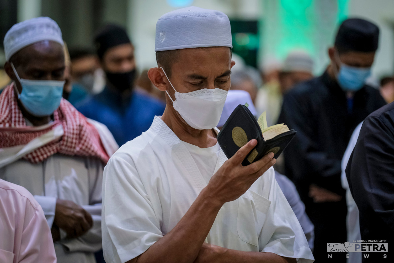 Solat sunat tarawih, yang merupakan solat eksklusif semasa bulan Ramadan dimanfaatkan sepenuhnya oleh umat Islam untuk melancarkan bacaan Al-Quran. - Gambar Abdul Razak Latif