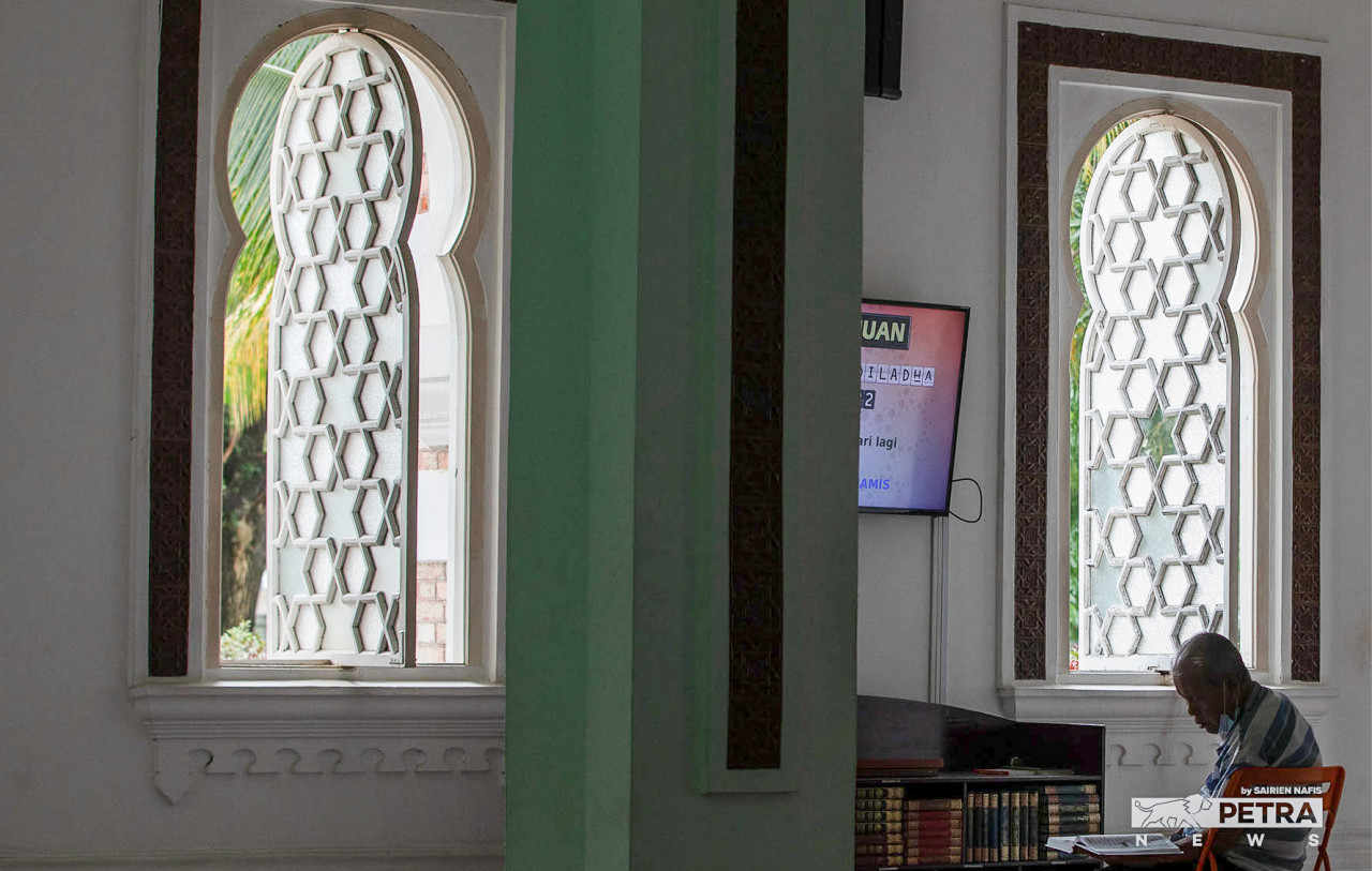 Setiap penjuru masjid digunakan untuk mengisi masa terluang dengan membaca Al-Quran. - Gambar Sairien Nafis