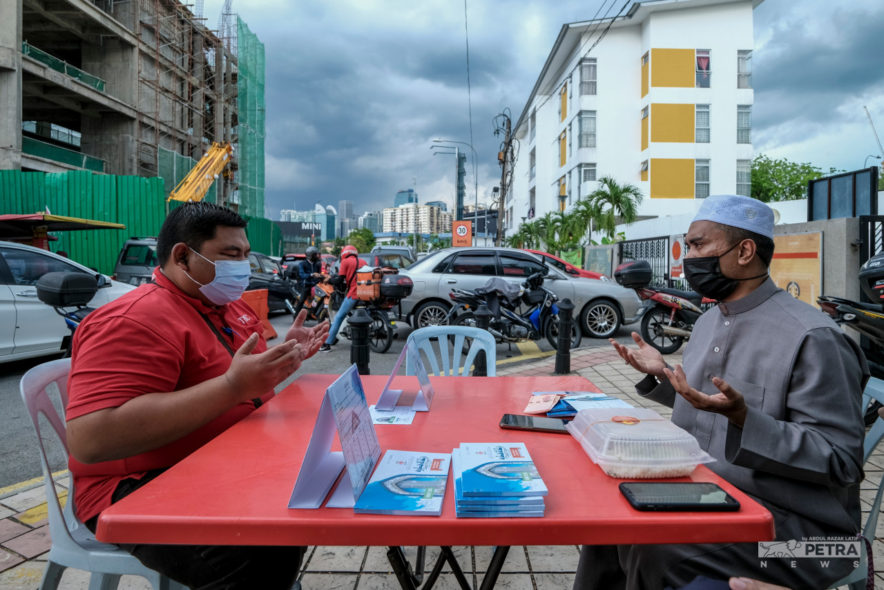 Kemudahan untuk membayar zakat fitrah disediakan di merata tempat. - Gambar Abdul Razak Latif