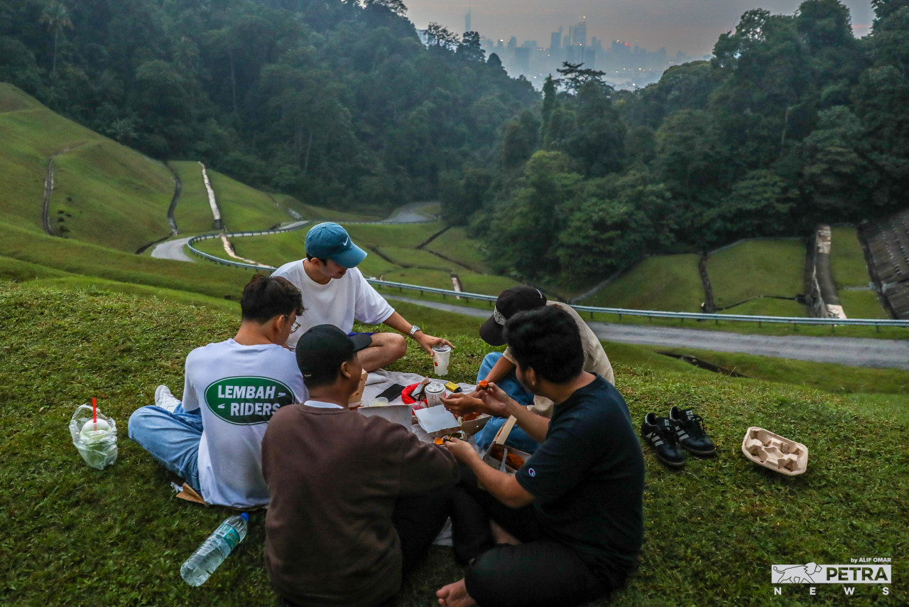 Berbuka puasa di luar sambil menikmati keindahan alam ciptaan Allah merupakan antara tarikan baru semasa Ramadan. - Gambar oleh Alif Omar