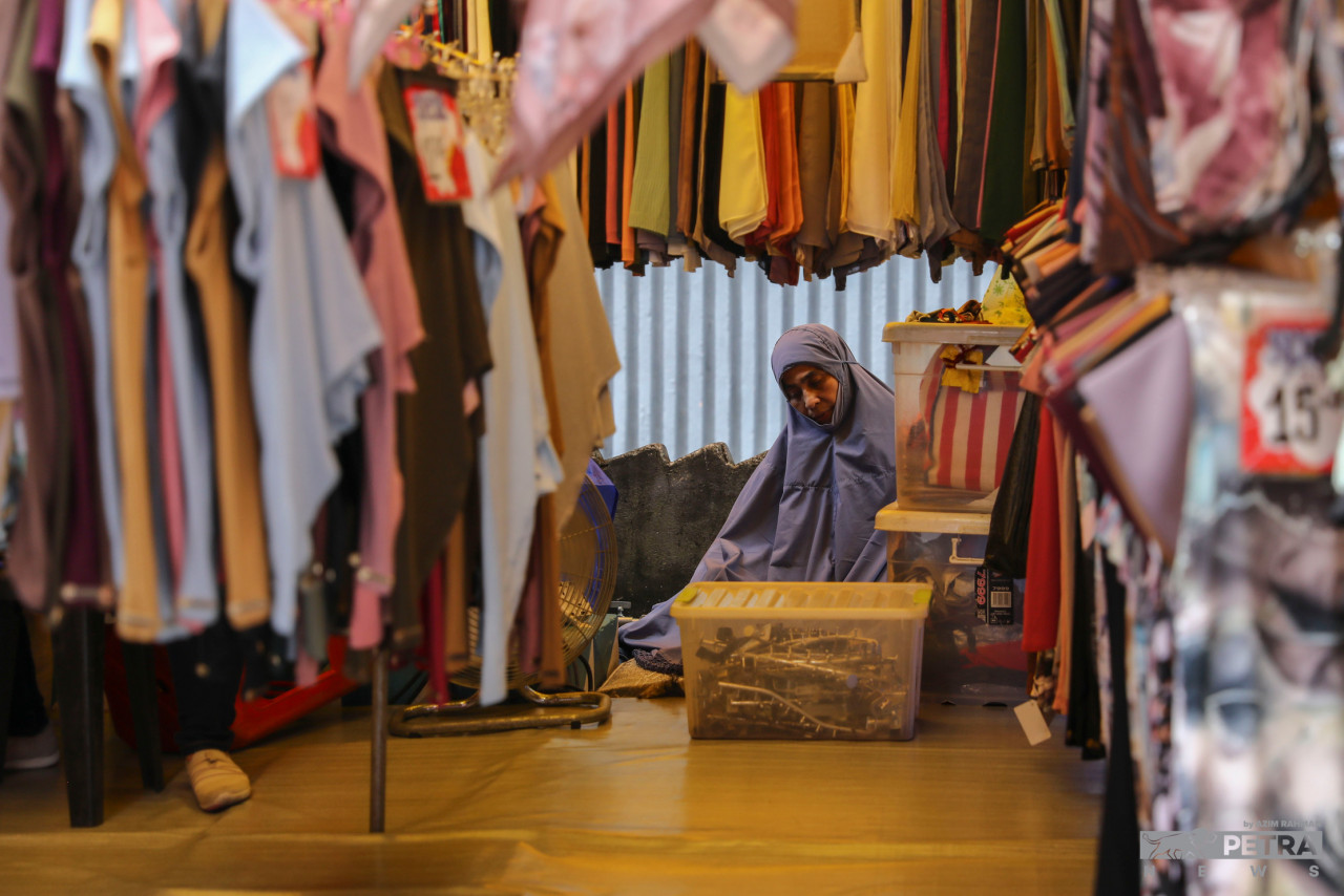 Ramadan juga memberi peluang kepada peniaga untuk memperoleh pendapatan tambahan namun tuntutan wajib tidak ditinggalkan. - Gambar oleh Azim Abd Razak