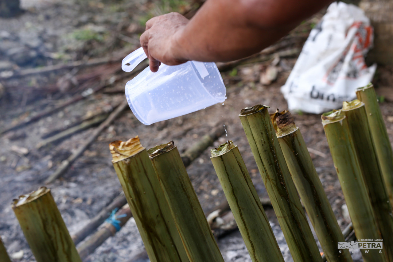 Santan akan ditambah dari semasa ke semasa semasa proses membakar lemang.