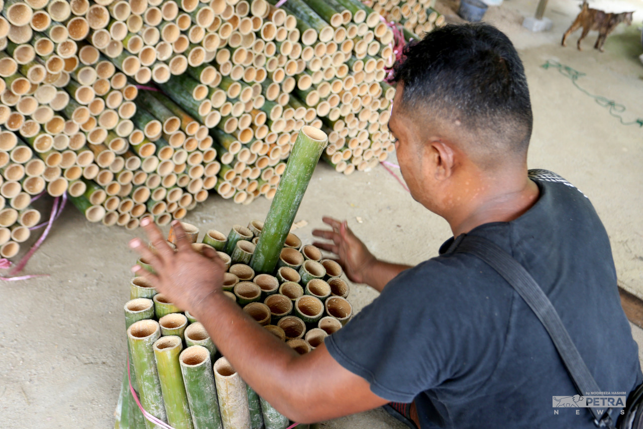Aras Jumi mengumpulkan buluh-buluh lemang sebelum diedarkan kepada pembeli.