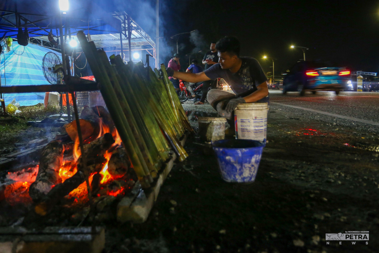 Walaupun bertugas sebagai pegawai teknikal, Sazwan Mohd Fauzi mencari pendapatan sampingan pada bulan Ramadan yang lepas.