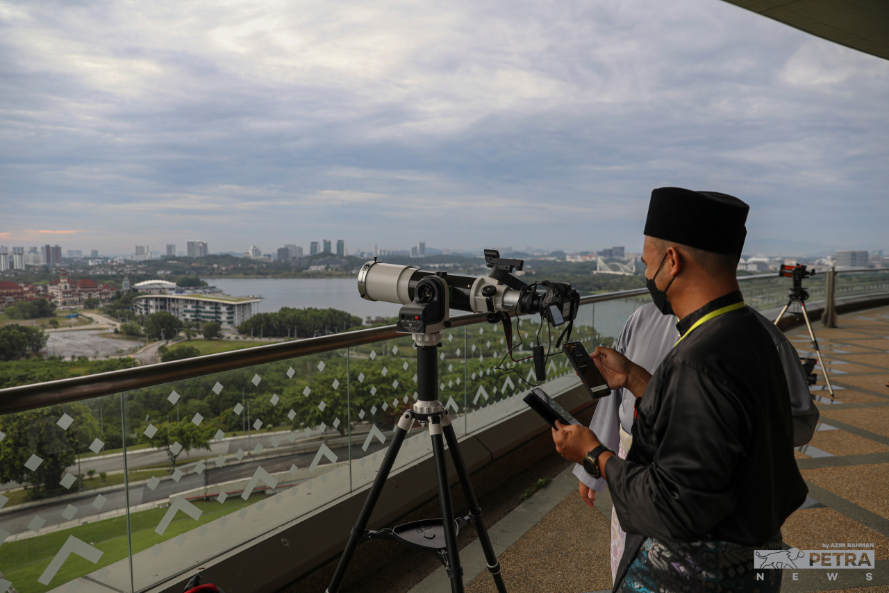 Proses mencerap di PICC merangkumi pakar falak, alim ulama, pegawai falak berkemahiran serta petugas Jabatan Ukur dan Pemetaan (JUPEM). - Gambar oleh Azim Rahman