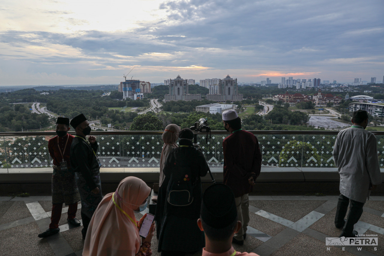 Salah satu daripada 29 lokasi cerapan anak bulan telah mengesahkan kenampakan anak bulan Syawal, sekali gus 1 Syawal diisytiharkan hari ini. - Gambar oleh Azim Rahman
