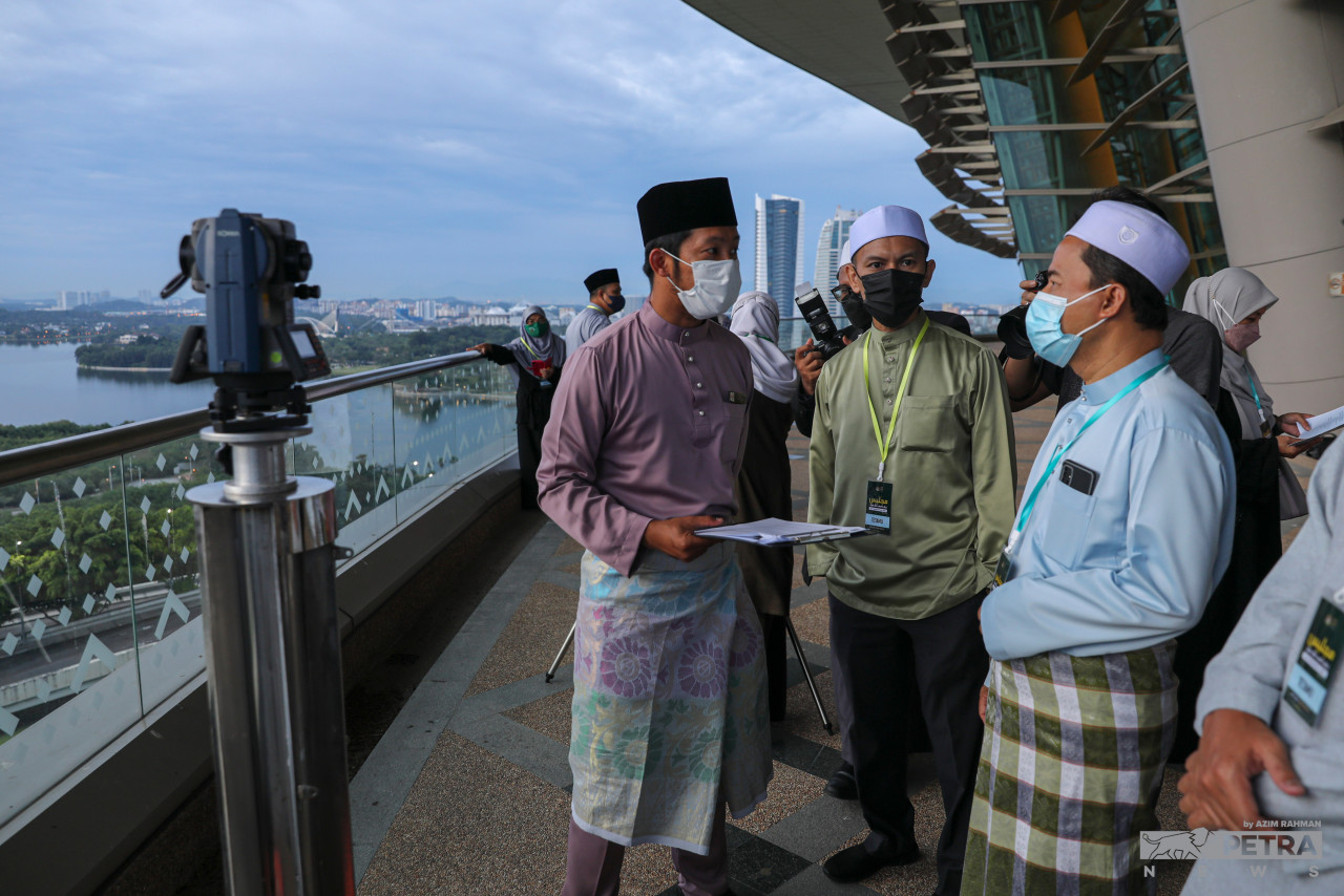 Cerapan anak bulan dikendalikan Jawatankuasa Melihat Anak Bulan/Rukyah Negeri yang dipengerusikan mufti negeri dan ahlinya. - Gambar oleh Azim Rahman