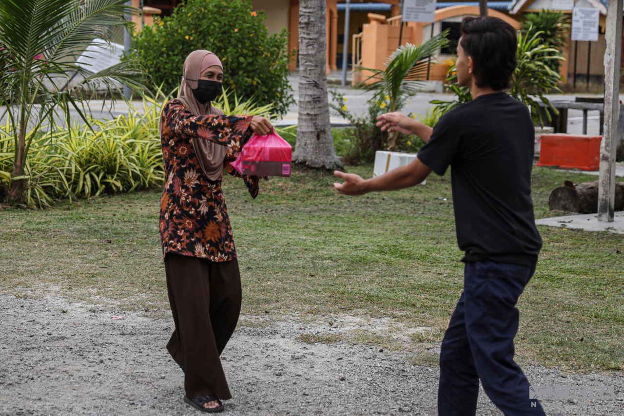 Tradisi Munjung dikekalkan sempena Hari Raya untuk mengeratkan silaturrahim.