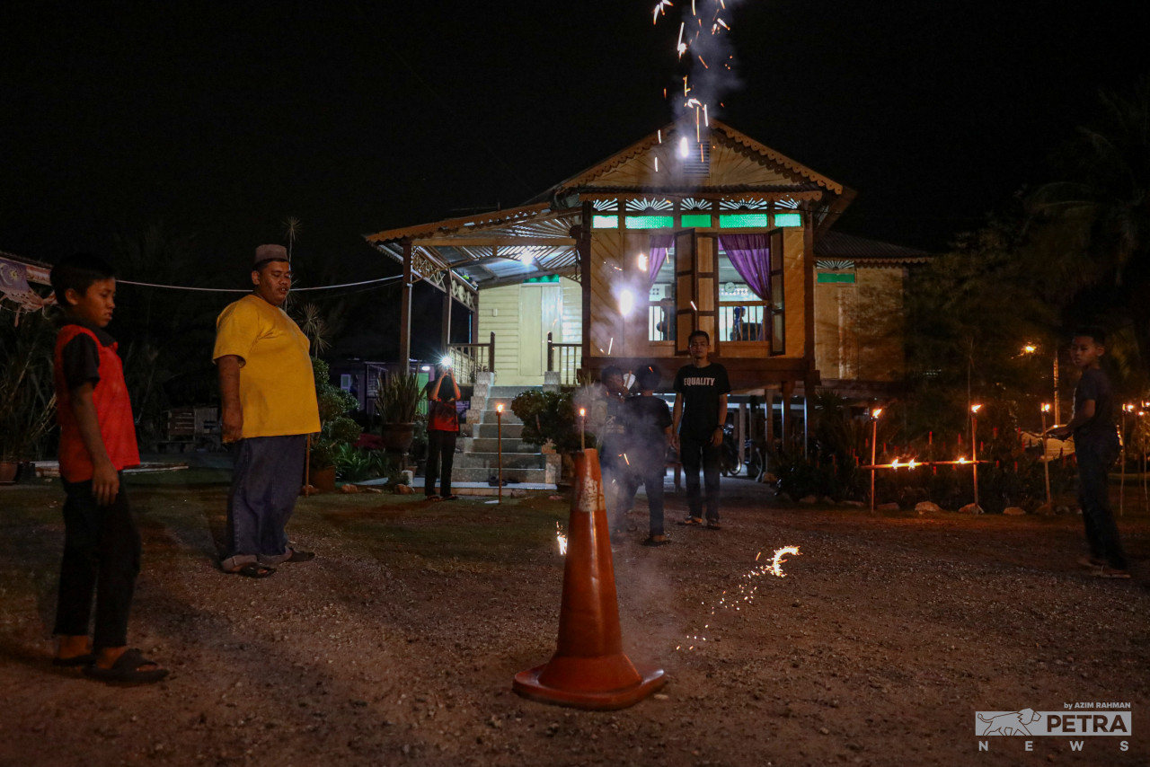 Selepas dua tahun tidak 'beraya', Aidilfitri kali ini disambut dengan penuh meriah.