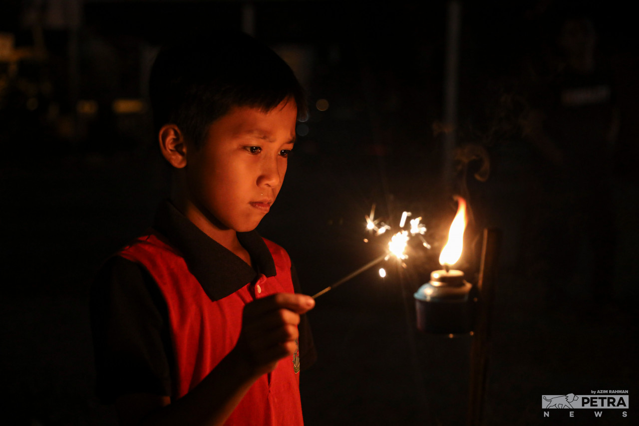 Bunga api, menjadi acara 'tradisi' kanak-kanak tiap kali tibanya Hari Raya.