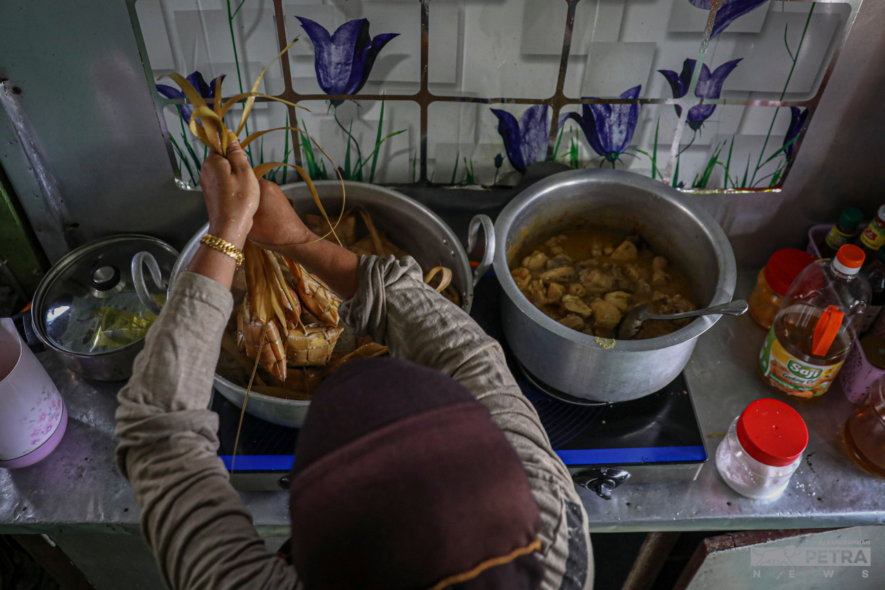 Hidangan tradisi rakyat Malaysia setiap kali Syawal adalah ketupat nasi.