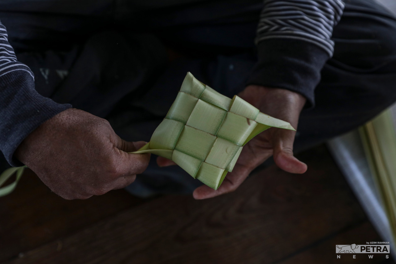 Bukan semua orang mempunyai kemahiran untuk menganyam ketupat.