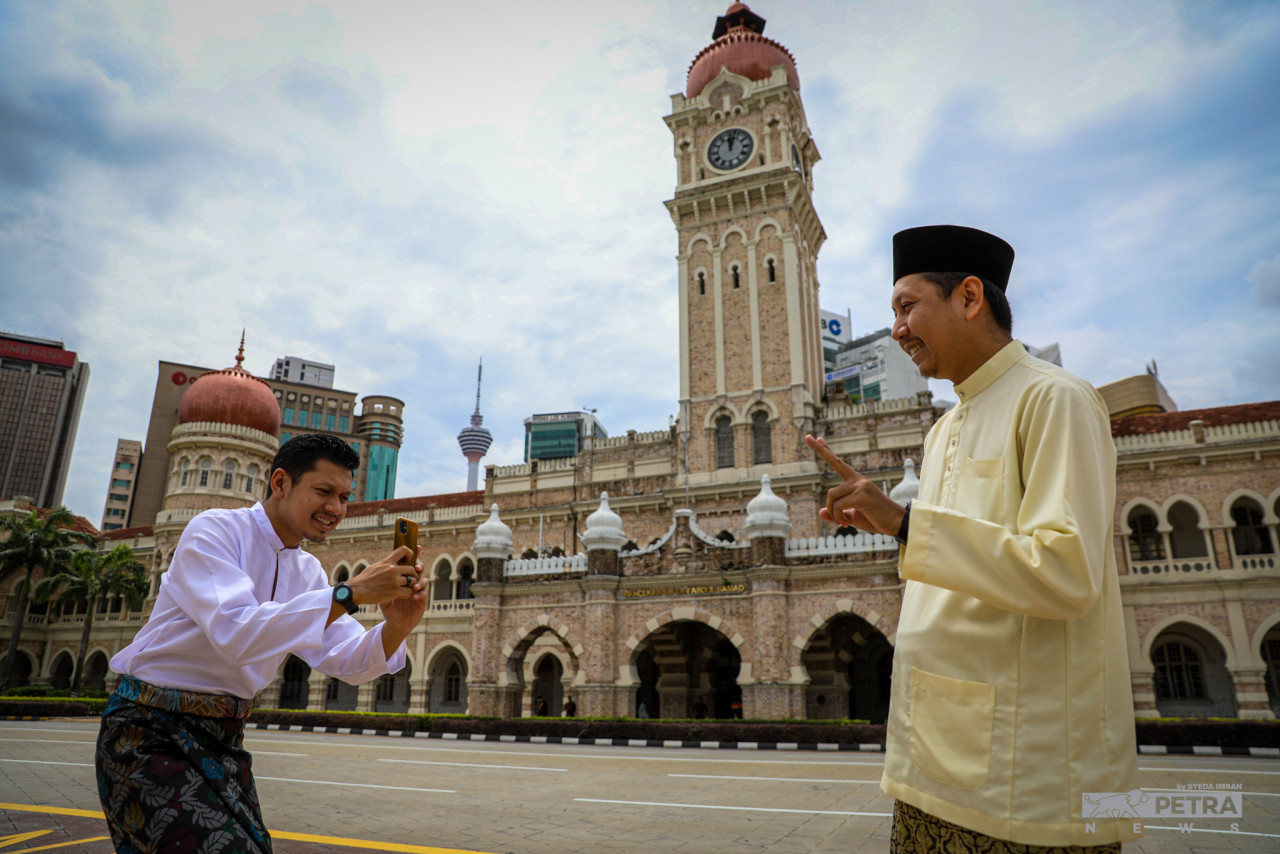 Lokasi tumpuan pelancong menjadi destinasi penduduk bandar yang tidak pulang ke desa semasa Hari Raya.