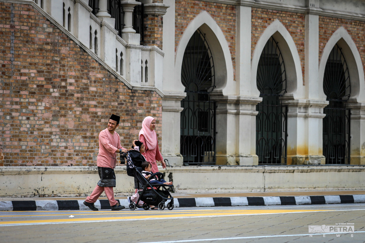 Wargakota yang tidak pulang ke kampung mengambil kesempatan untuk beriadah di sekitar bandar raya yang lengang.