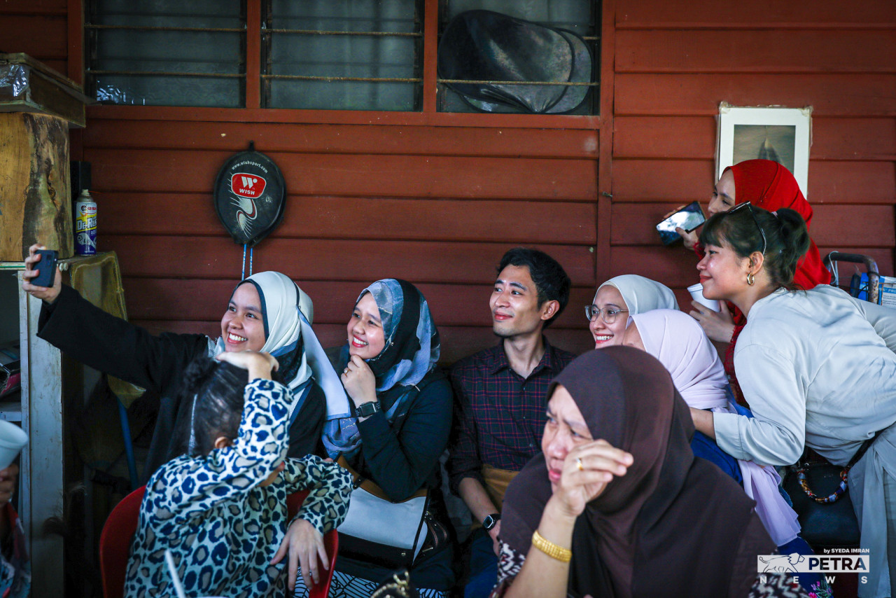 Hari Raya juga menjadi medan untuk anak-anak muda mengenal susur galur keturunan asal mereka.