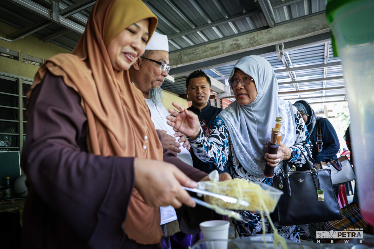 Faridah Syam (kanan) berceloteh dengan sanak saudara selepas hampir dua tahun tidak bertemu semasa Hari Raya.