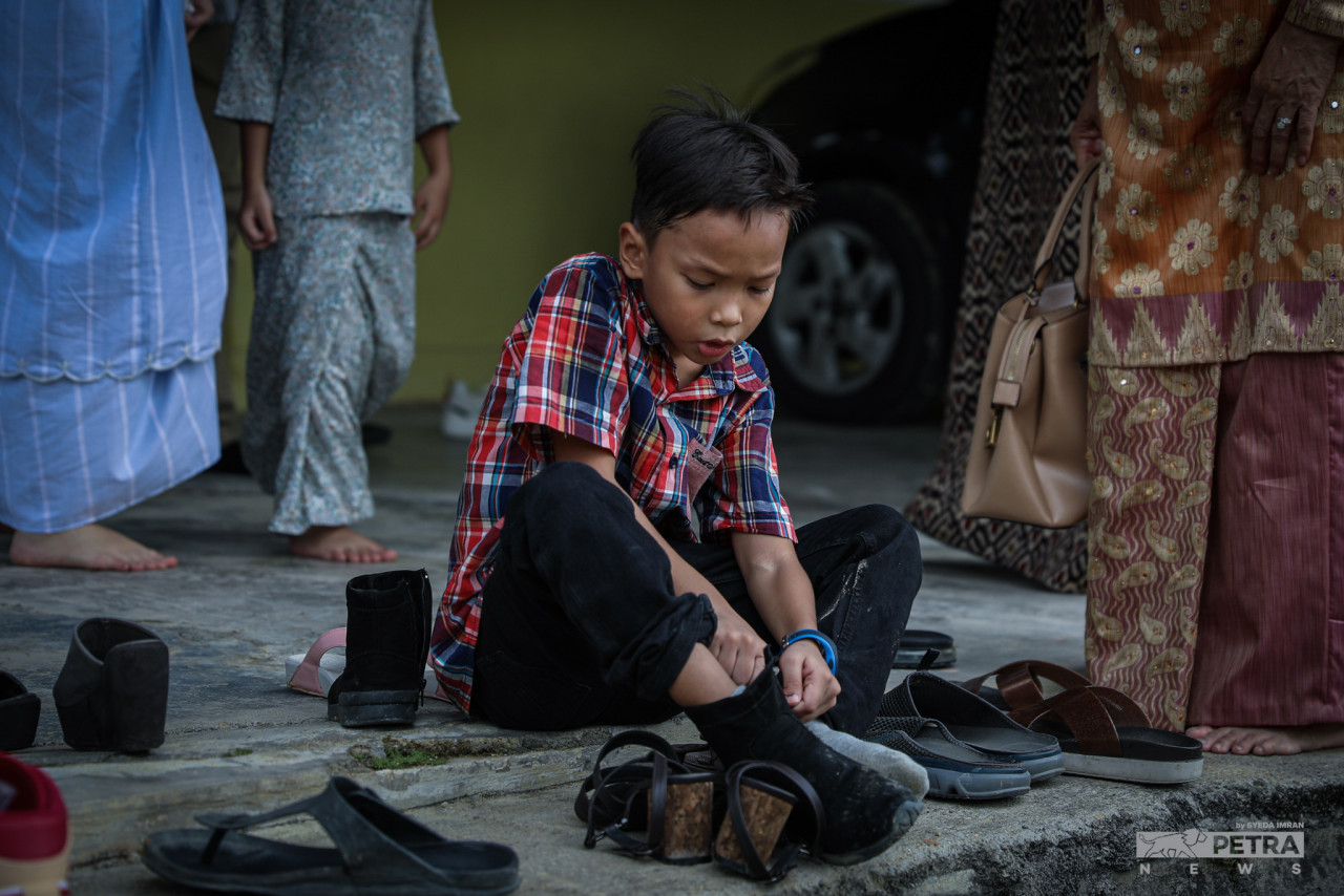 Kanak-kanak antara yang paiing gembira dapat pulang ke kampung untuk berhari raya.