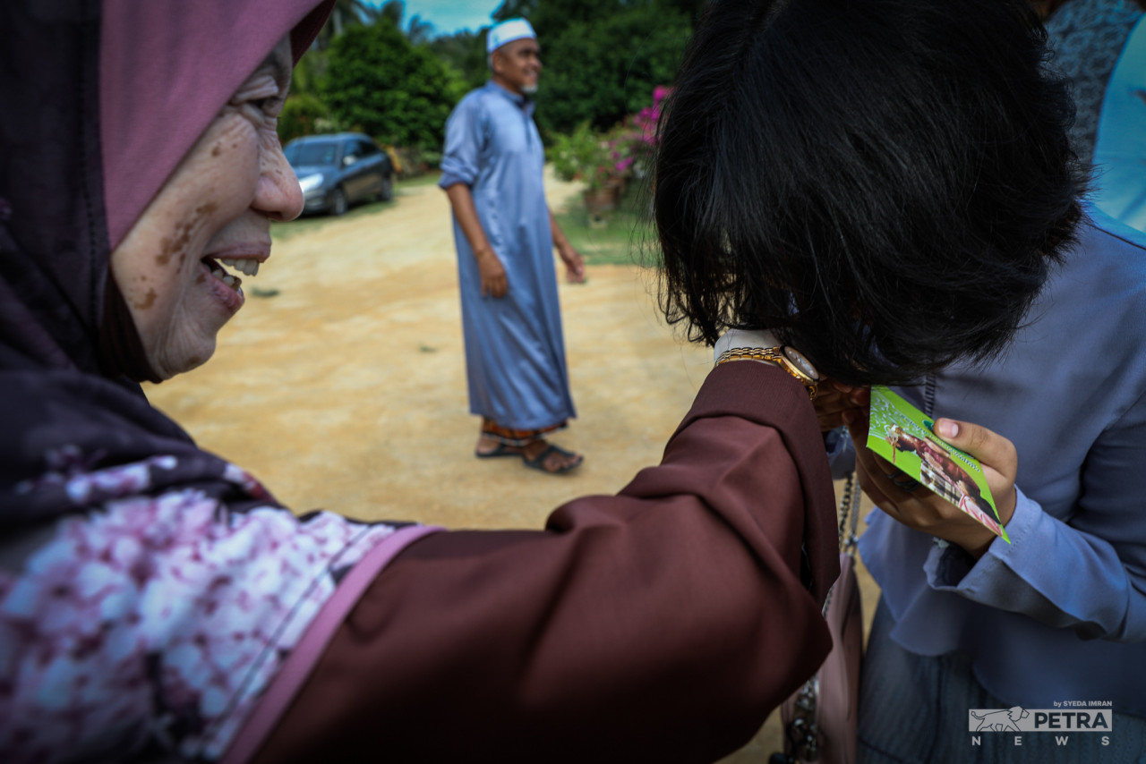 Zurida Abd Kahar (kiri) seronok dapat berjumpa dengan cucunya, Eva Hasyira.
