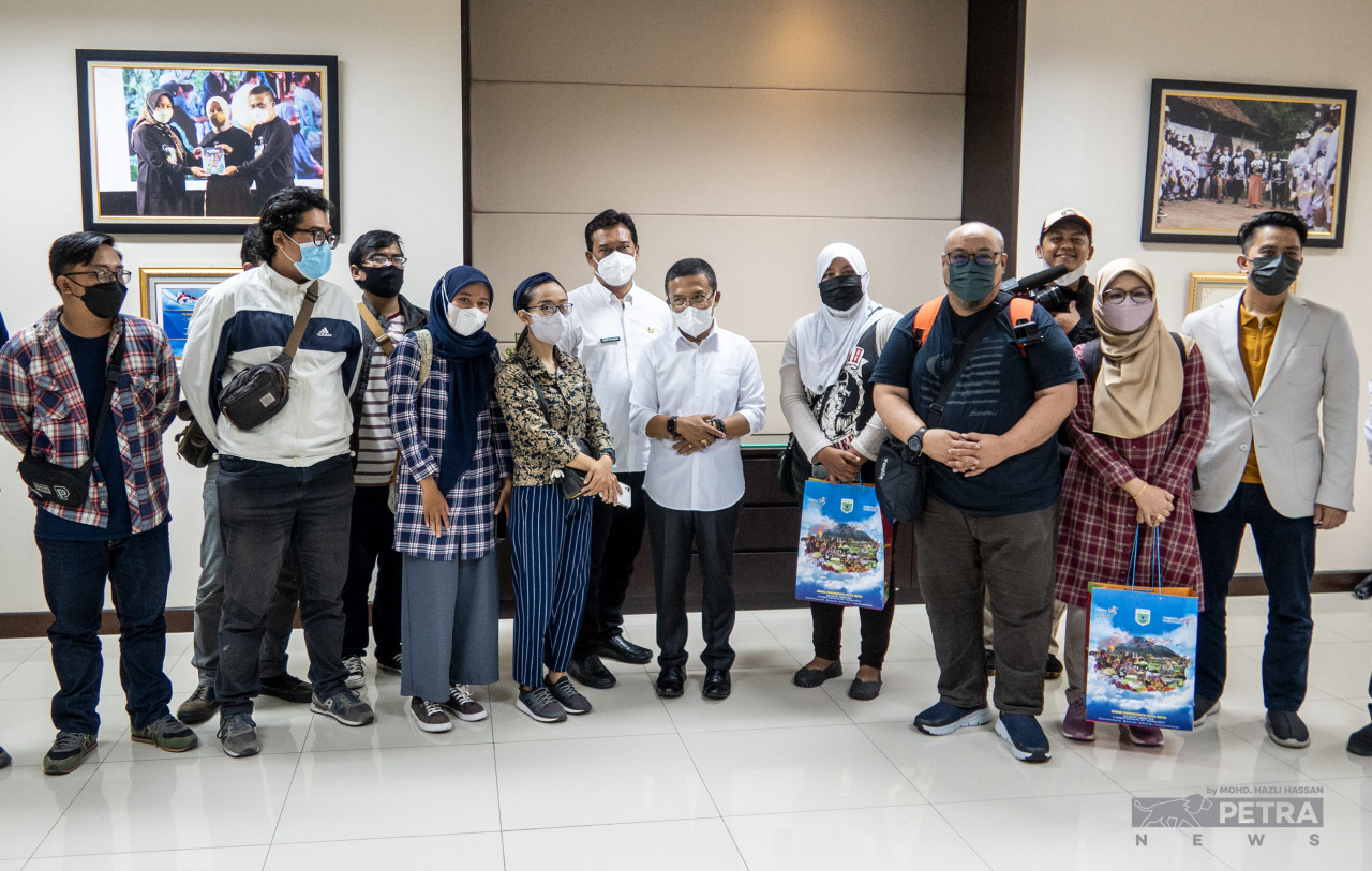 Timbalan Datuk Bandar Kota Batu, Punjul Santoso (tengah) bergambar kenangan dengan para media dari Malaysia dan Indonesia semasa program pengenalan pelancongan ke Jawa Timur baru-baru ini. - Gambar oleh Mohd Hazli Hassan