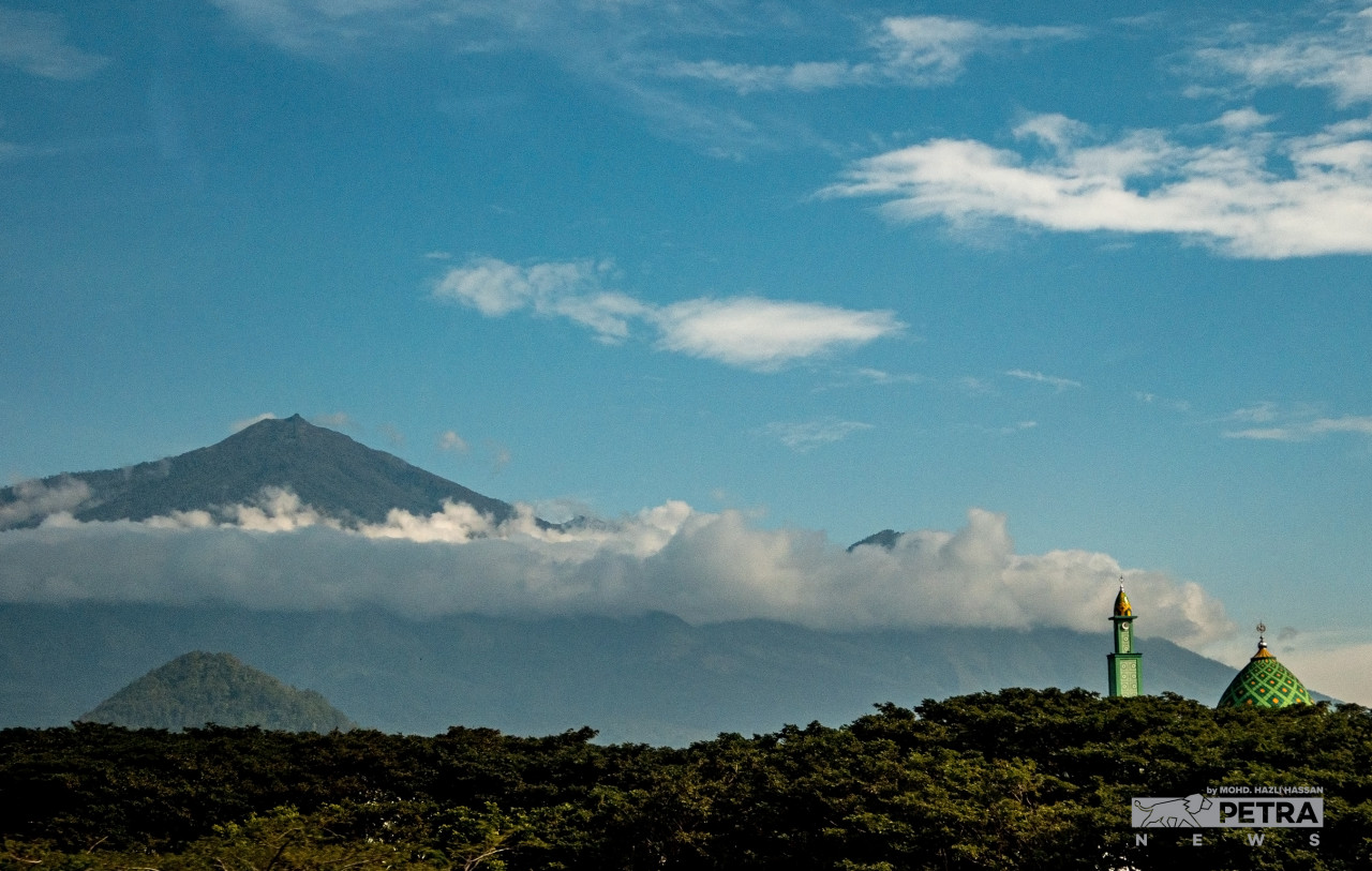 Perjalanan ke Kota Batu mengikuti lebuh raya dari Surabaya menyajikan pemandangan Gunung Welirang berketinggian 3,156 meter. - Gambar oleh Mohd Hazli Hassan