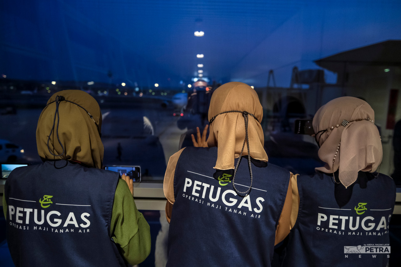 Petugas Tabung Haji melihat penerbangan kumpulan terakhir jemaah haji KT50B berlepas ke Jeddah di KLIA. - Gambar oleh Abd Razak Latif