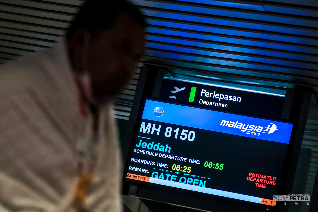 Penerbangan Malaysia Airlines Berhad MH8150 yang membawa kumpulan akhir jemaah haji Malaysia berlepas pukul 6.55 pagi semalam. - Gambar oleh Abd Razak Latif 