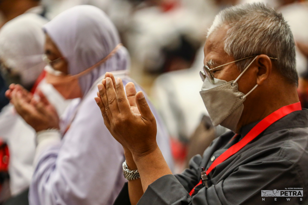 Doa dipanjat kepada Yang Maha Esa semoga perjalanan dipermudahkan sebelum berlepas ke KLIA dari Hotel Movenpick, Sepang. - Gambar oleh Azim Rahman