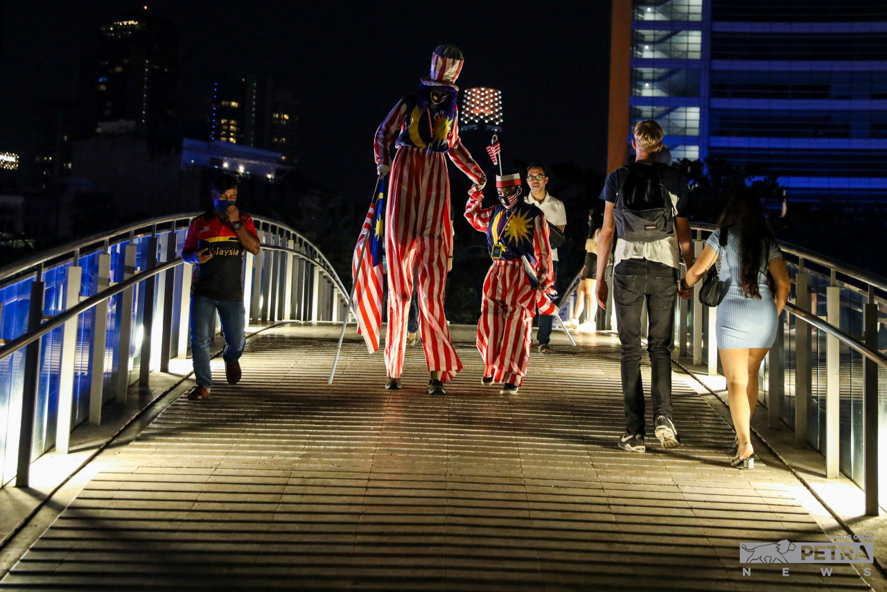 Pakaian bercorak Jalur Gemilang menaikkan semangat Uncle Ting Tong sempena sambutan hari kemerdekaan ketika ini.