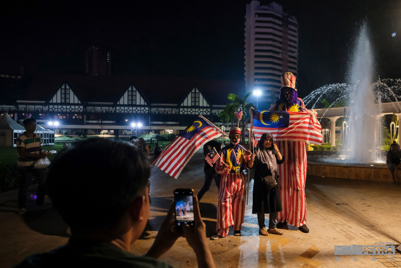Aksi menghiburkan Uncle Ting Tong dan anaknya membuatkan mereka disenangi oleh orang ramai.