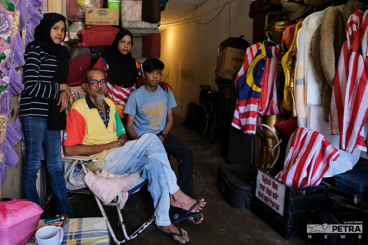 Walaupun terpaksa menyimpan kedukaan semua anak-anaknya mengidap talasemia, menggembirakan orang ramai akan tetap diteruskan sehingga umurnya 70 tahun.