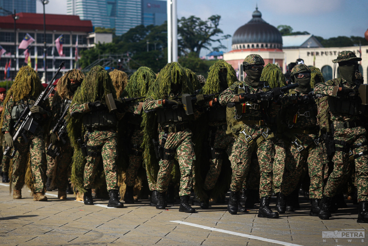 Pasukan penembak hendap tentera darat turut berpakaian penyamaran lengkap menyertai perbarisan di Dataran Merdeka. - Gambar oleh Nooreeza Hashim