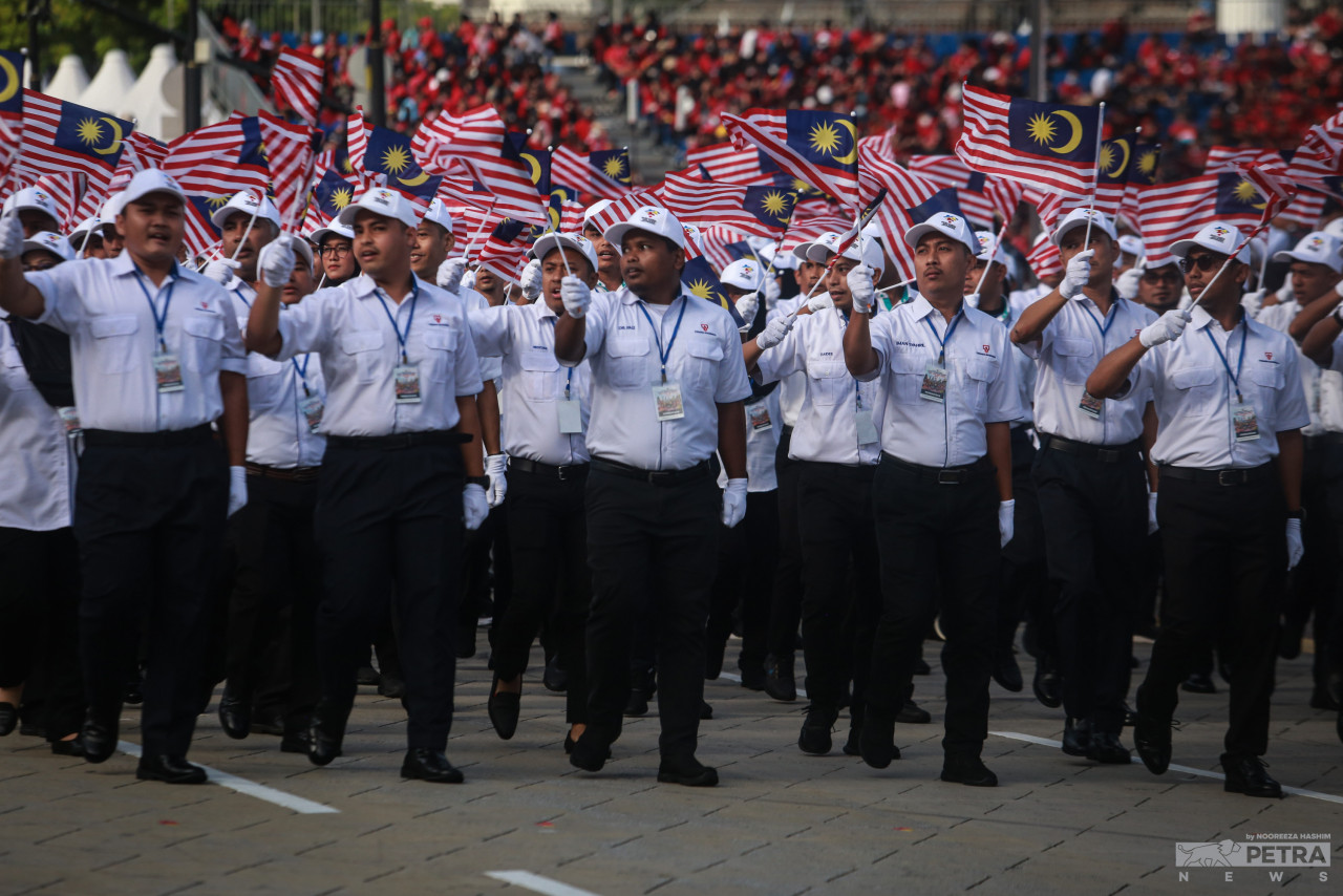 Sektor korporat turut menyertai perbarisan Hari Kebangsaan 2022 Rabu ini. - Gambar oleh Nooreeza Hashim