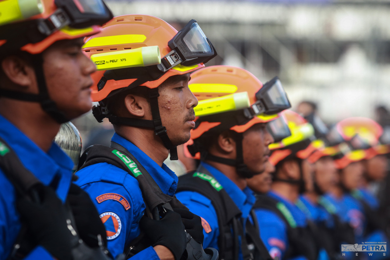 Anggota Angkatan Pertahanan Awam turut menyertai perbarisan Hari Kebangsaan 2022. - Gambar oleh Nooreeza Hashim