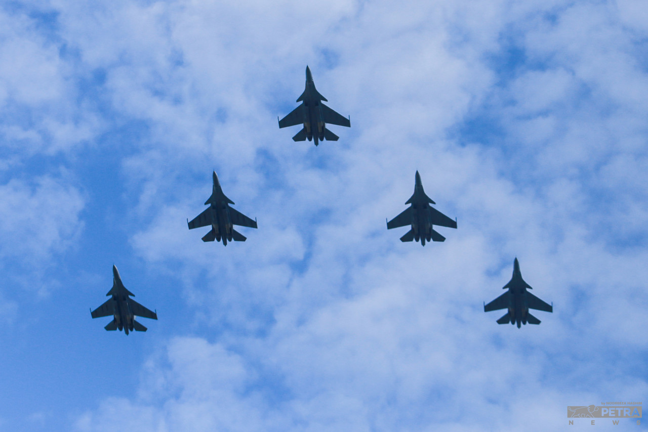 Aksi mendebarkan pesawat pejuang Sukhoi Su-30MKM TUDM di ruang udara Kuala Lumpur memang dinantikan pengunjung. - Gambar oleh Nooreeza Hashim