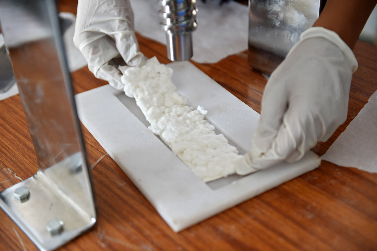 Gambar fail menunjukkan pelajar kolej menghadiri bengkel anjuran 'Utkarsh' untuk menghasilkan pad di Ahmedabad. - Gambar fail AFP