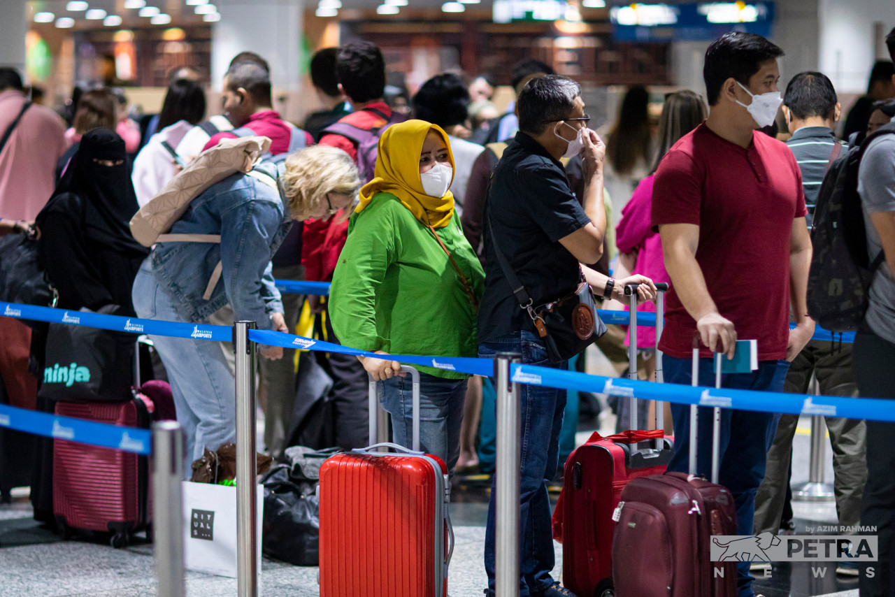 Keadaan di KLIA yang sesak dengan pengunjung asing. - Gambar oleh Azim Rahman