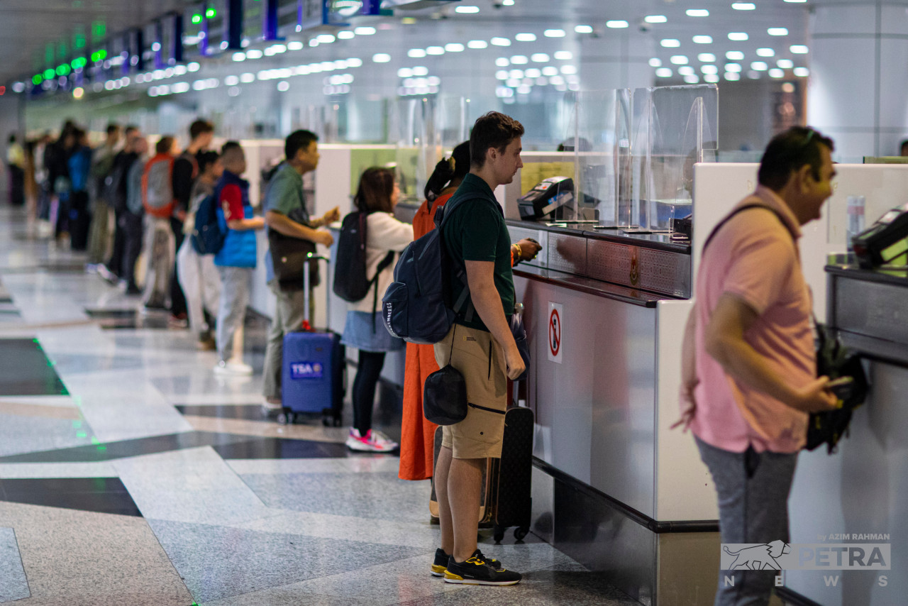 Keadaan di kaunter imigresen KLIA hari ini. - Gambar oleh Azim Rahman