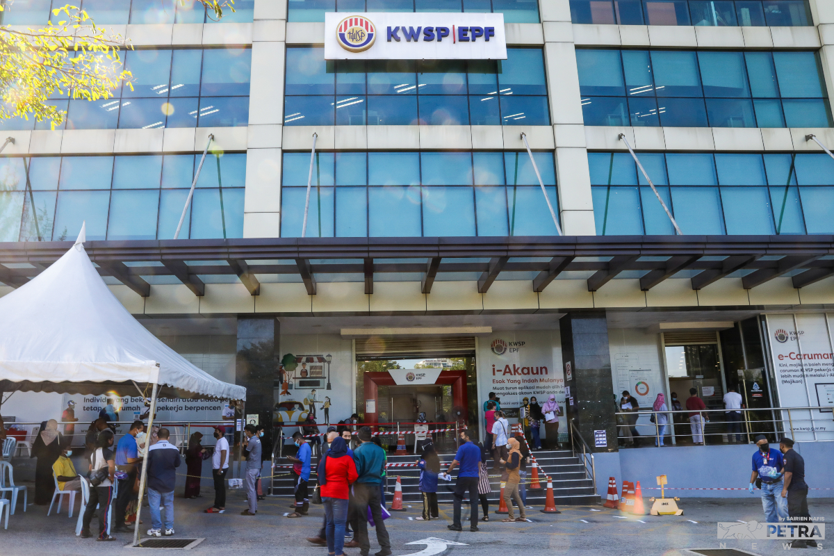 Pejabat KWSP di Seksyen 15, Shah Alam, dibanjiri orang ramai hari ini.