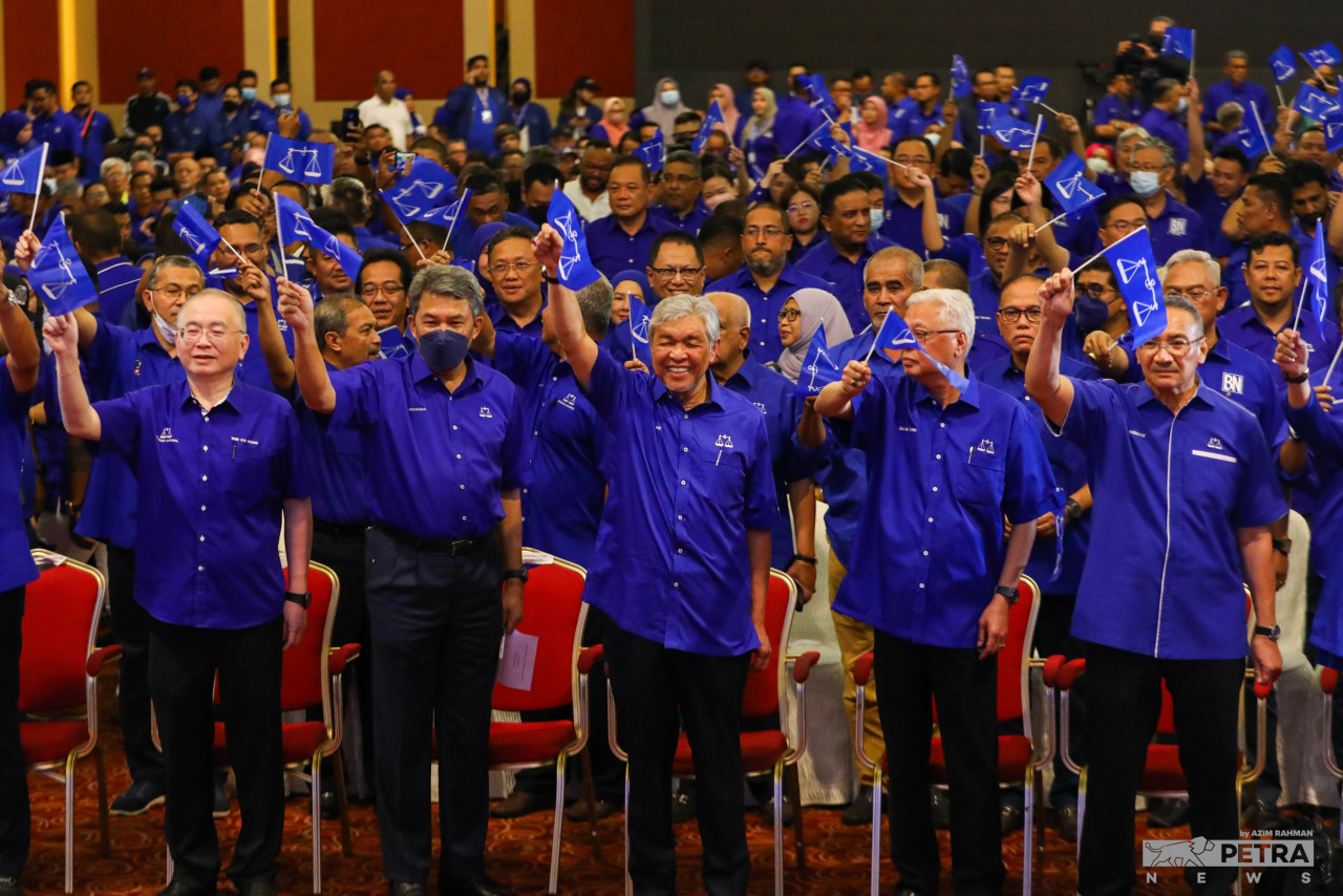 Ahmad Zahid (tengah) pada majlis pengumuman Calon Parlimen BN malam tadi. - Gambar oleh Azim Rahman