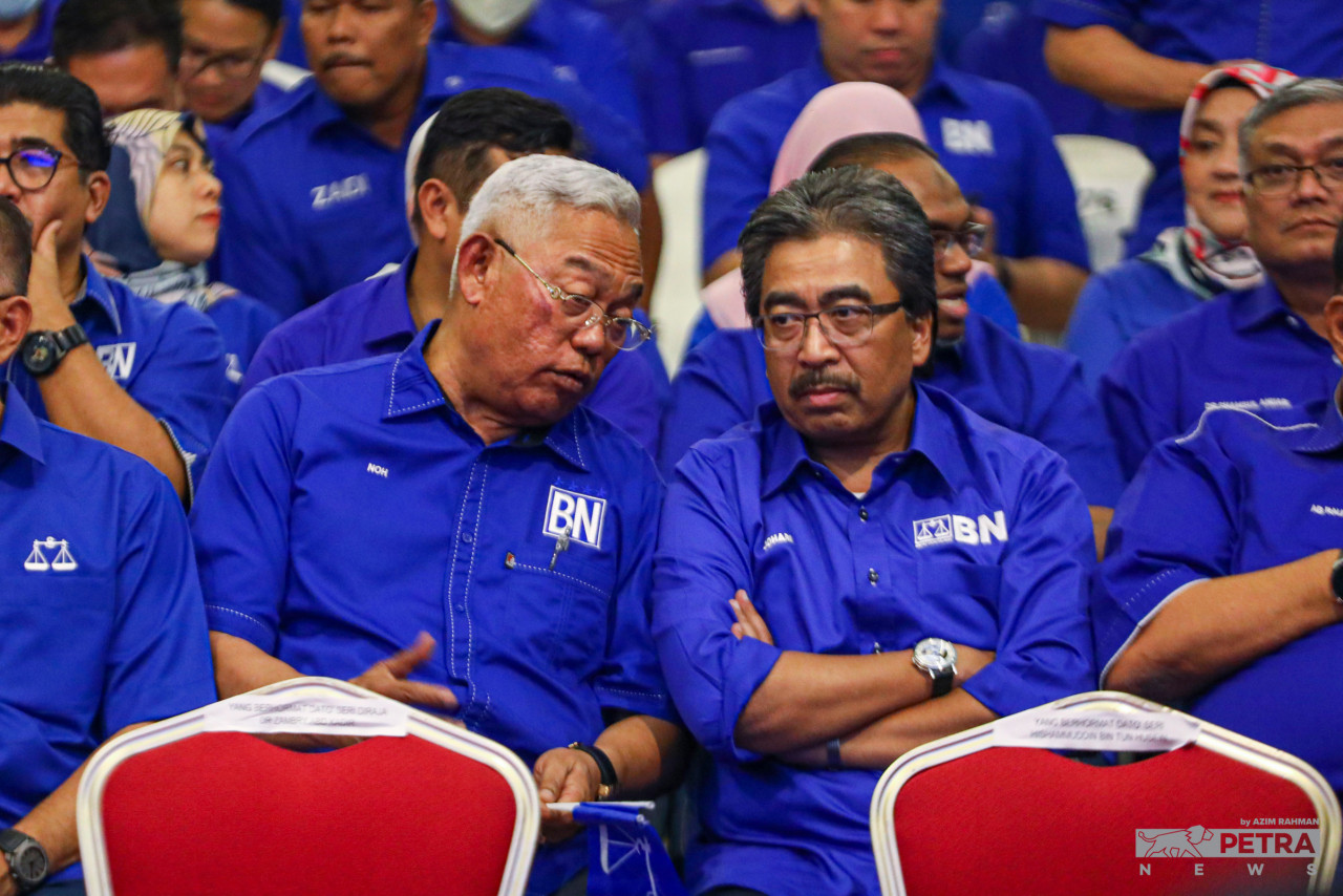 Noh Omar (kanan) bersama Johari Abdul Ghani (kiri) - Gambar oleh Azim Rahman